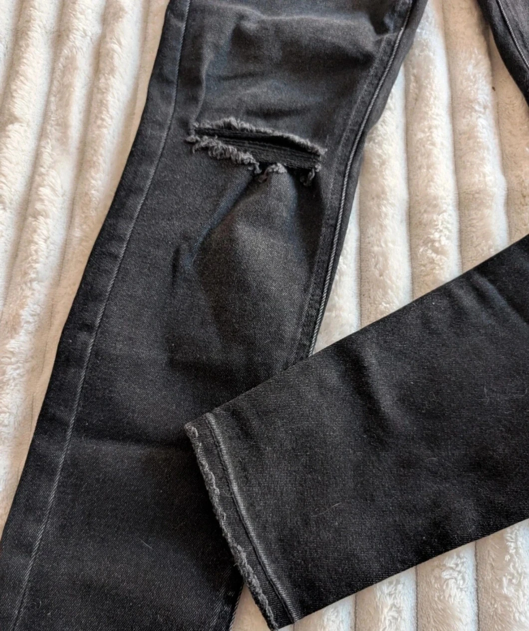 Magnífico Jean skinny cintura alta negro Stradivarius roto en la rodilla – photo 3